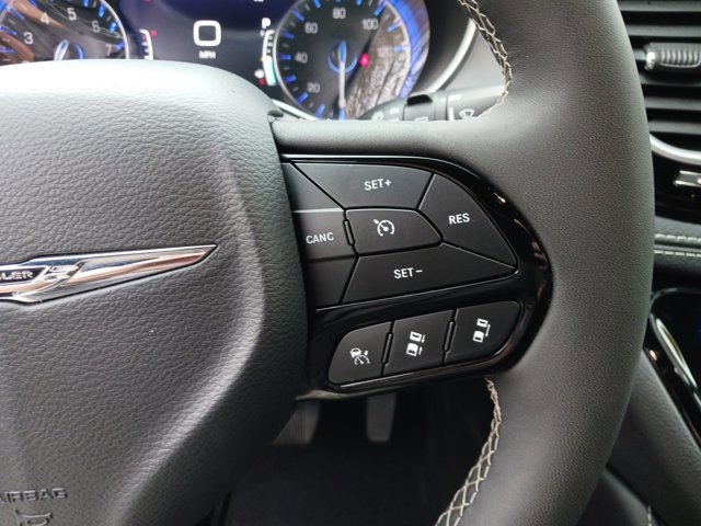 Used 2025 Chrysler Pacifica Limited image 17