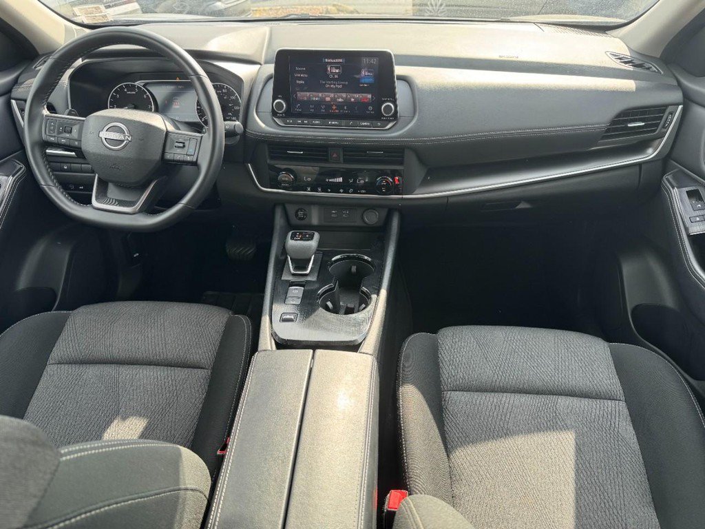 Used 2025 Nissan Rogue SV FWD image 11