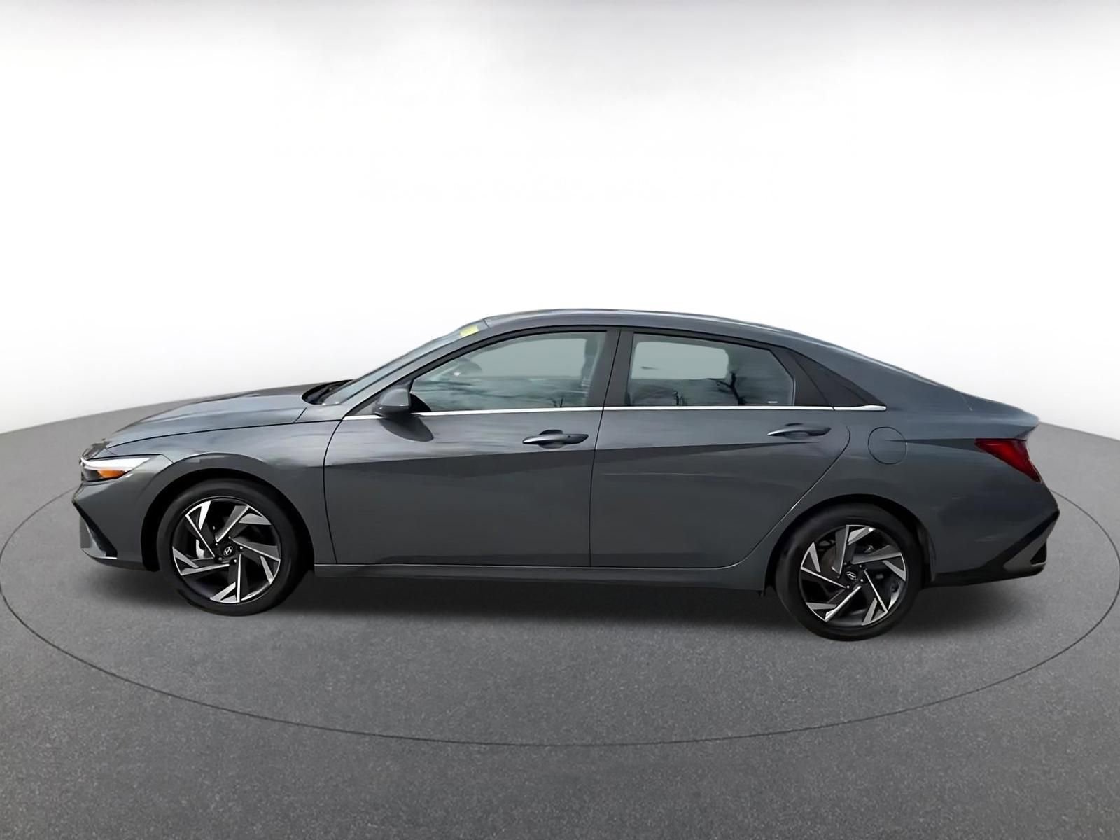 Used 2025 Hyundai Elantra SEL image 9