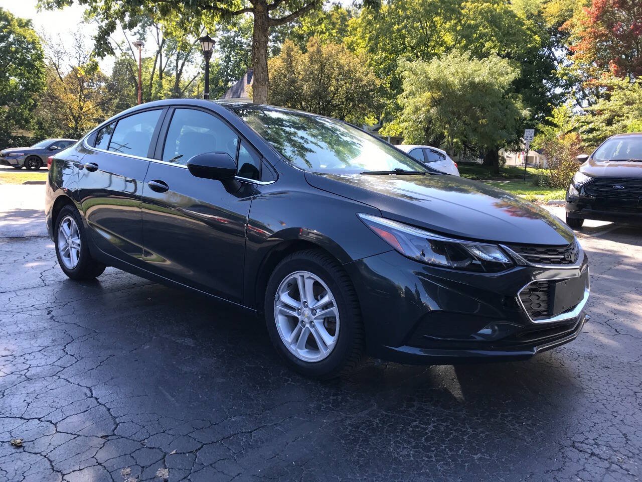 Used 2018 Chevrolet Cruze LT w/ Convenience Package FWD image 2