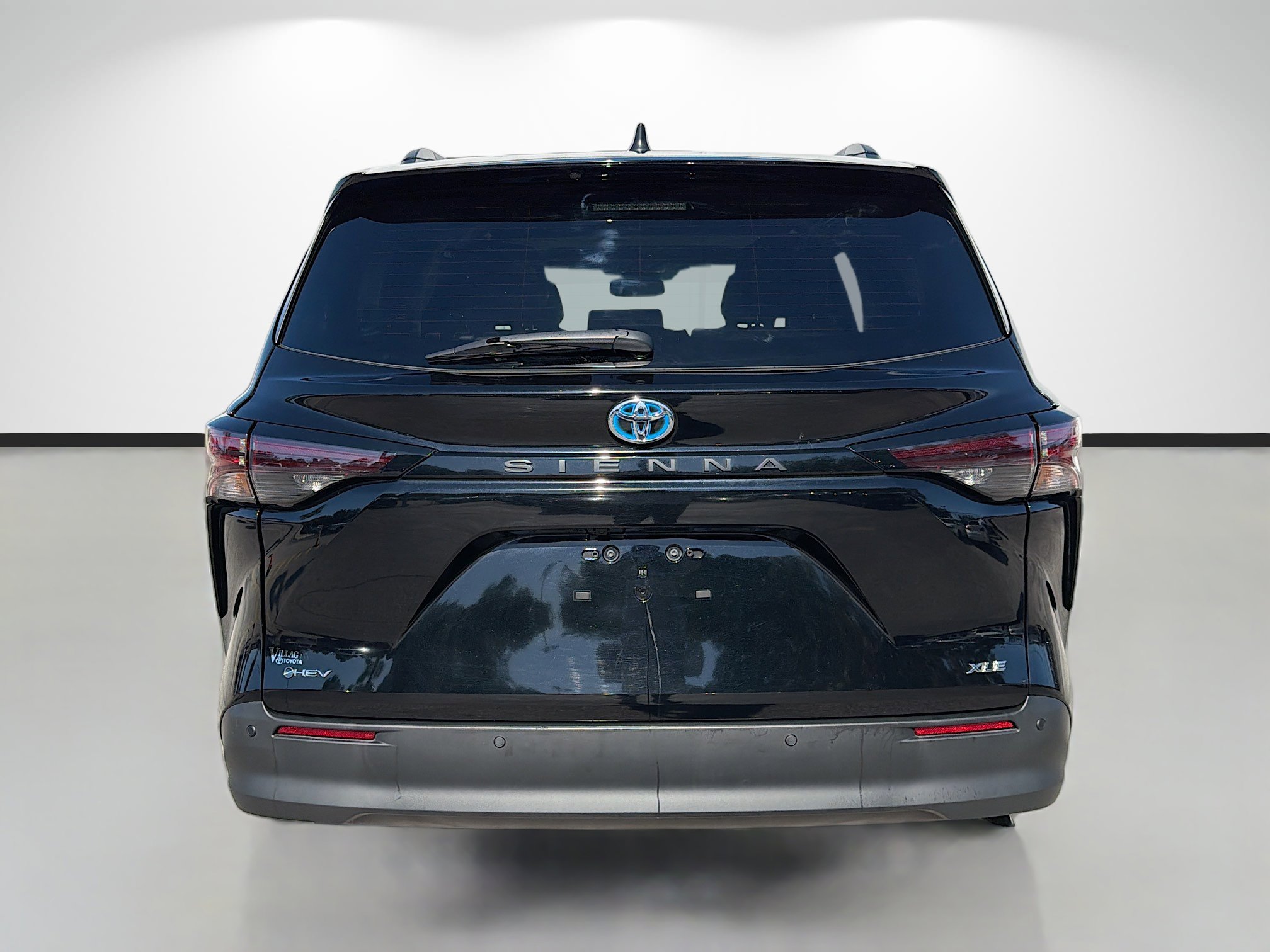 Used 2025 Toyota Sienna XLE w/ XLE Plus Package FWD image 4