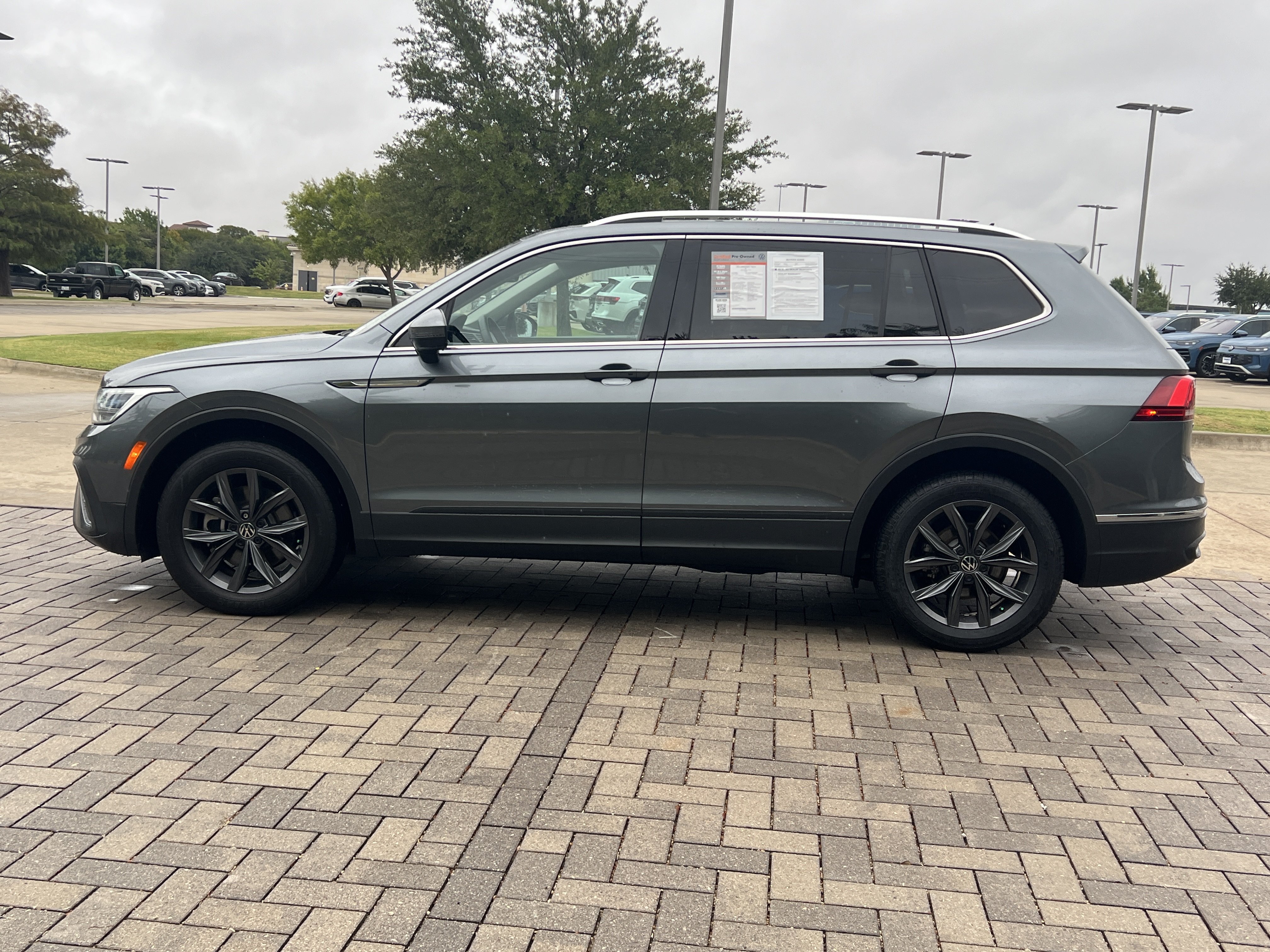 Certified 2023 Volkswagen Tiguan SE w/ Panoramic Sunroof Package FWD image 6