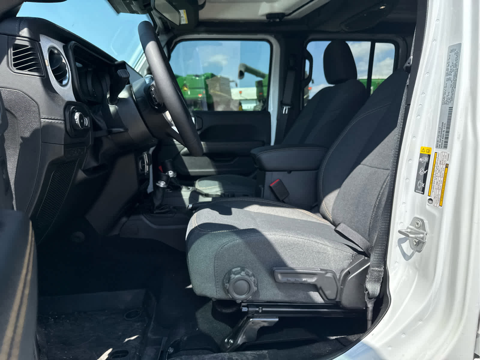 Used 2025 Jeep Wrangler Sahara image 26