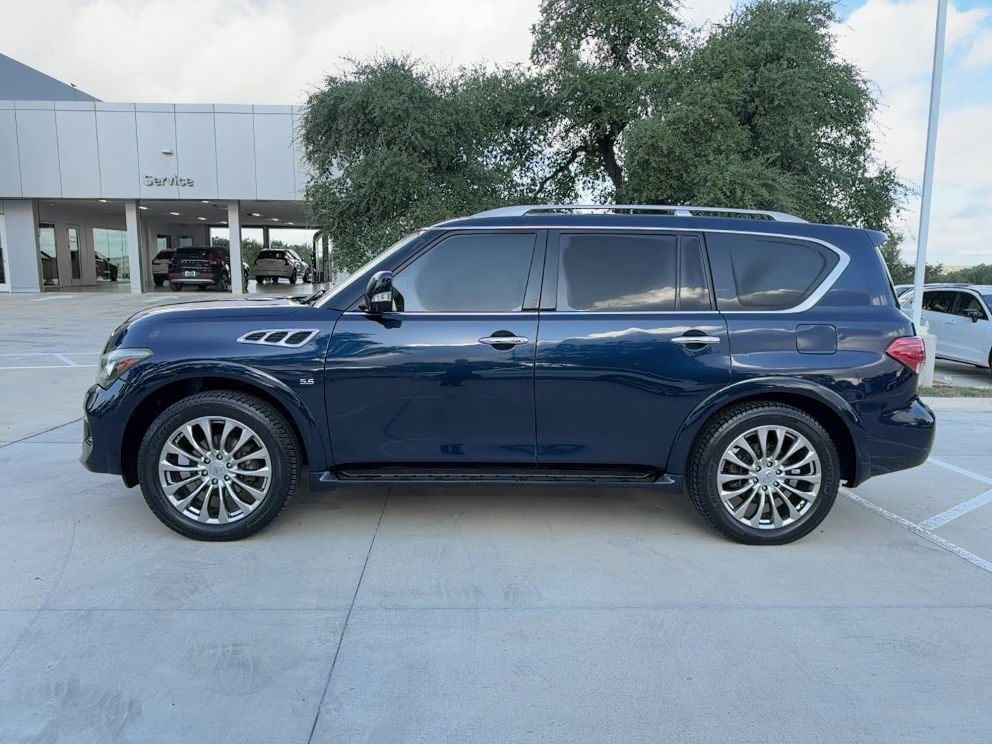 Used 2017 INFINITI QX80 2WD w/ Driver Assistance Package image 3