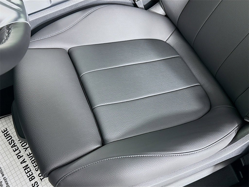 Used 2025 Mercedes-Benz GLB 250 4MATIC image 17