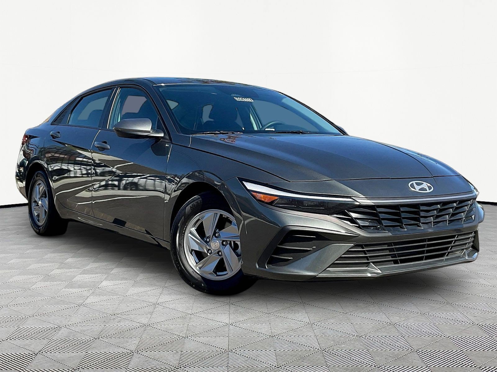 Used 2026 Hyundai Elantra SE FWD image 3