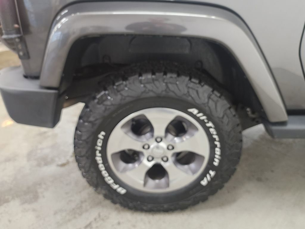 Used 2018 Jeep Wrangler Sahara w/ Connectivity Group image 37