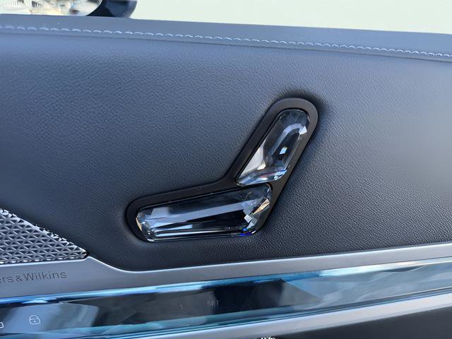 Used 2023 BMW 740i w/ Parking Assistance Package image 25
