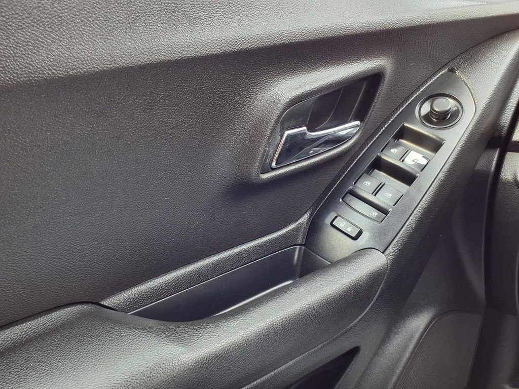 Used 2017 Chevrolet Trax LS w/ Fleet Convenience Package image 17