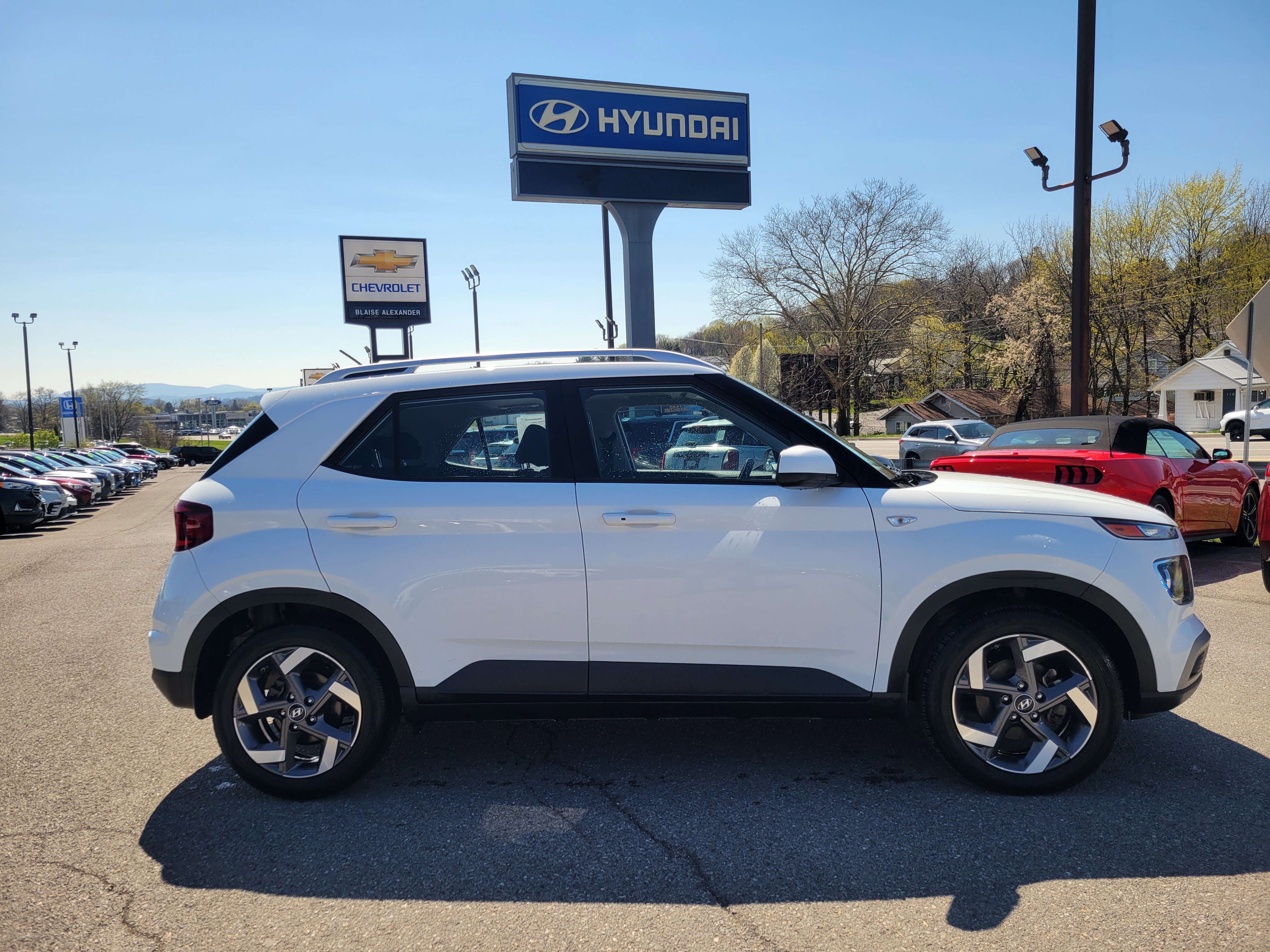 Certified 2024 Hyundai Venue SEL image 2