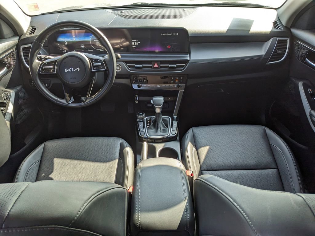 Certified 2025 Kia Seltos EX w/ EX Sunroof Package image 13