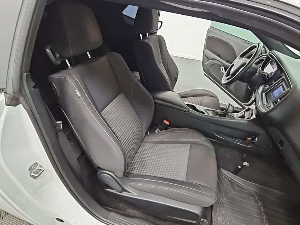 Used 2015 Dodge Challenger SXT image 31