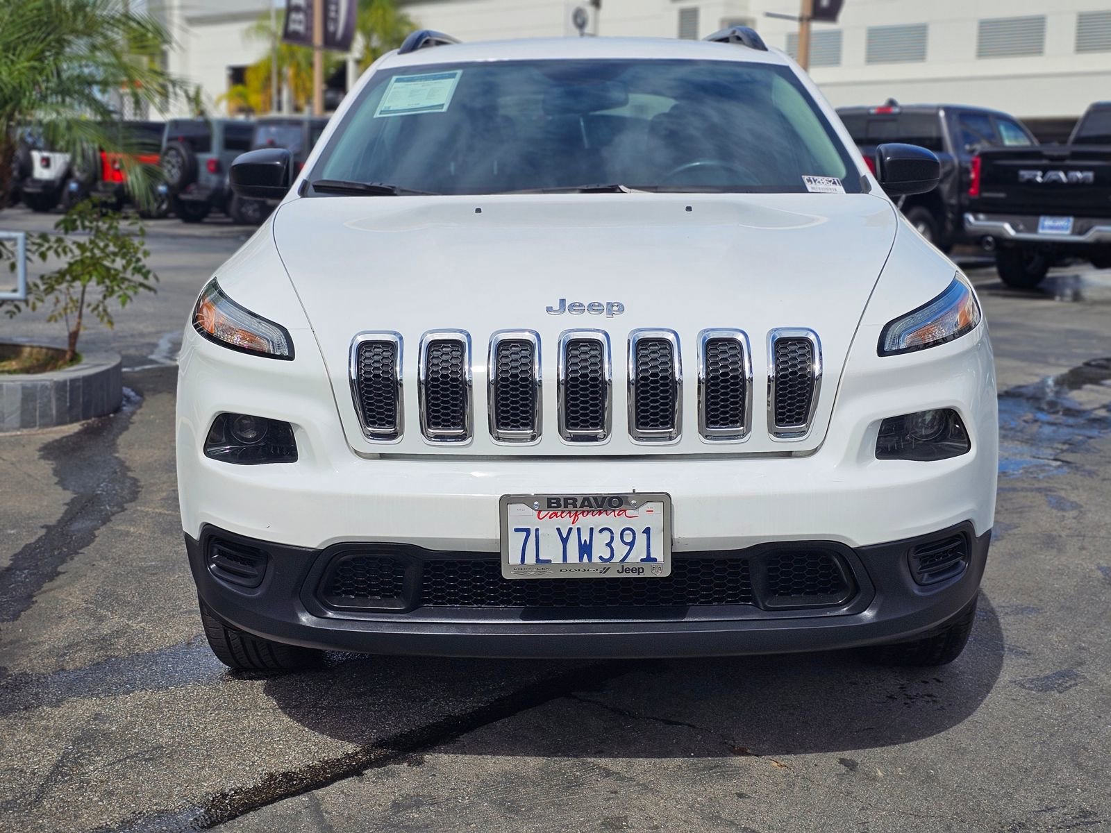 Used 2015 Jeep Cherokee Sport w/ Sport Appearance Group FWD image 2