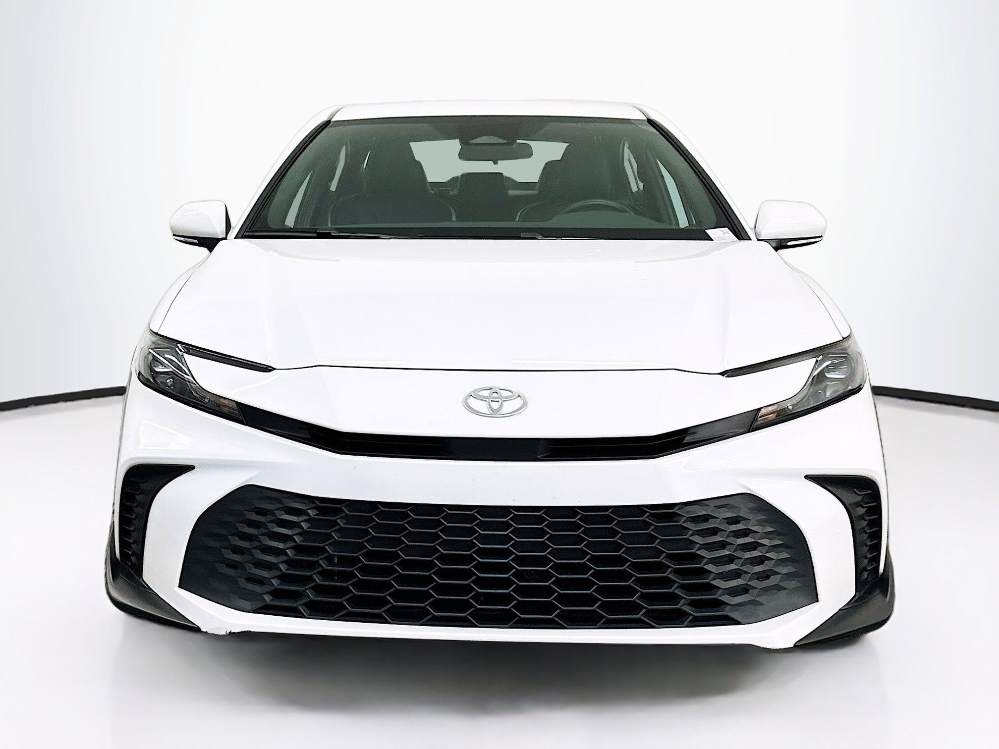 Used 2025 Toyota Camry SE image 2