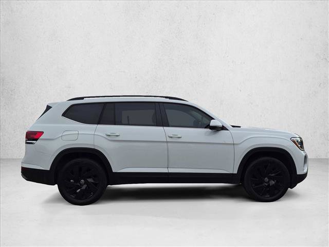 Used 2024 Volkswagen Atlas SE w/ Black Wheel Package FWD image 4