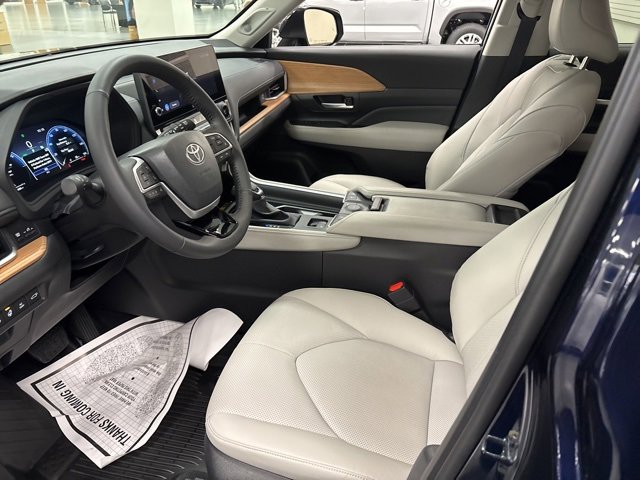 Used 2025 Toyota Grand Highlander AWD Hybrid image 16