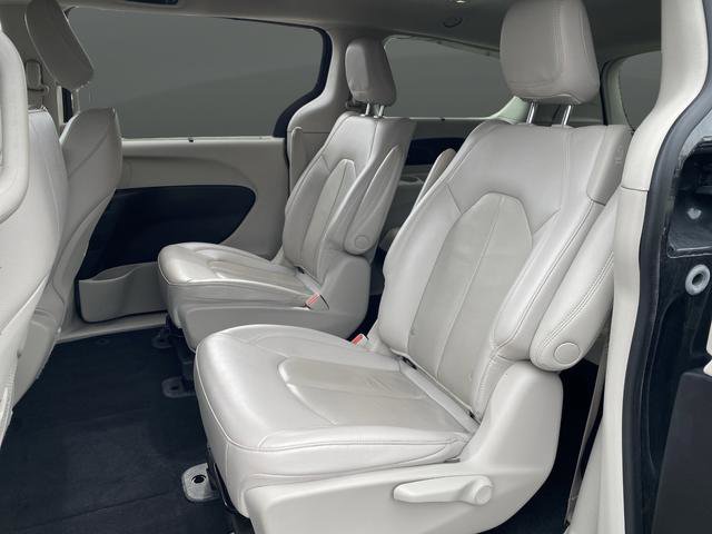 Used 2021 Chrysler Pacifica Touring-L image 18
