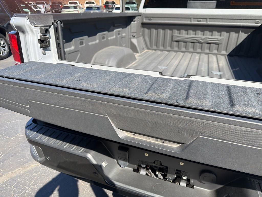 Used 2024 Chevrolet Silverado 2500 ZR2 w/ Technology Package image 11