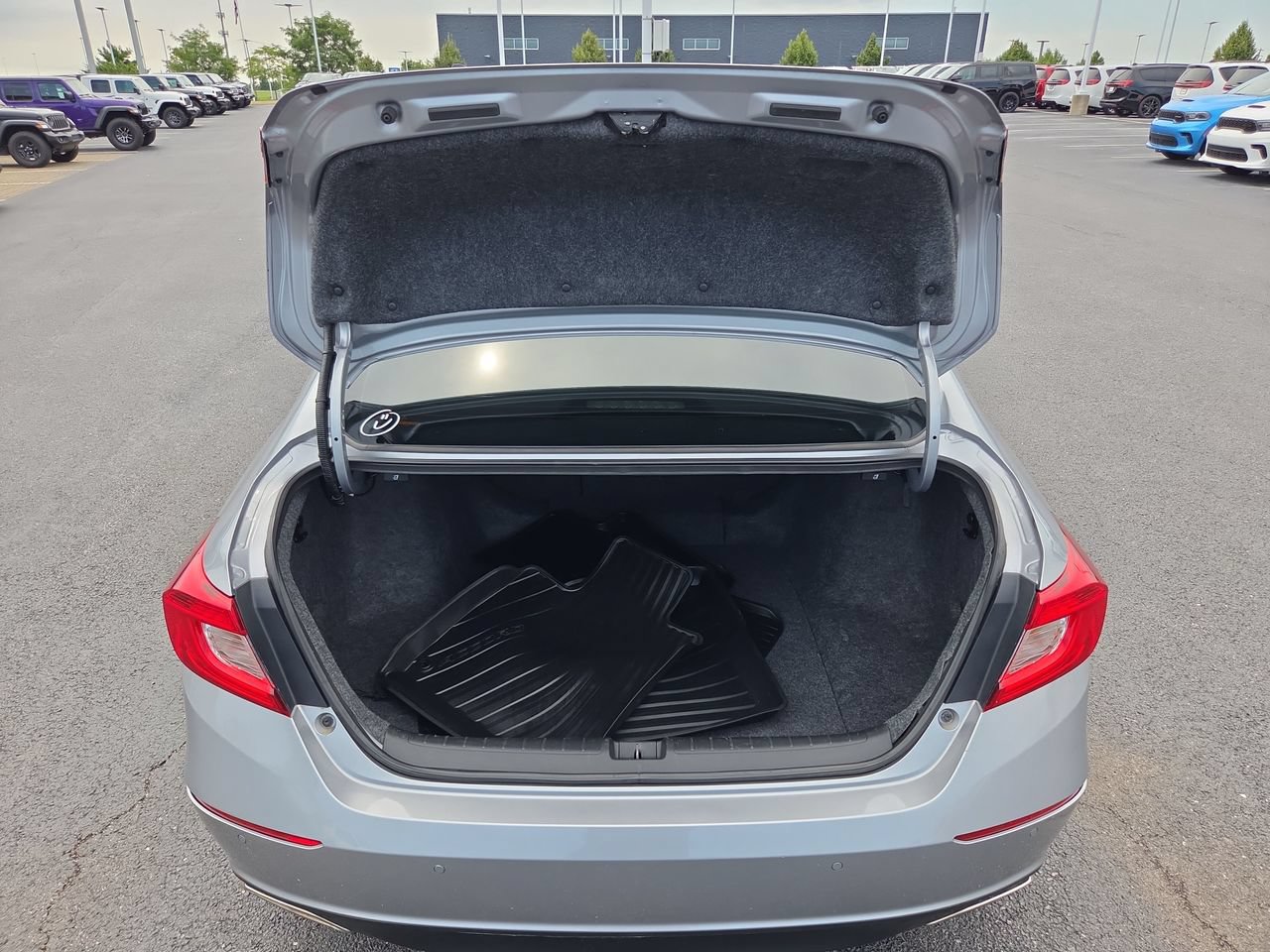 Used 2020 Honda Accord Touring image 10