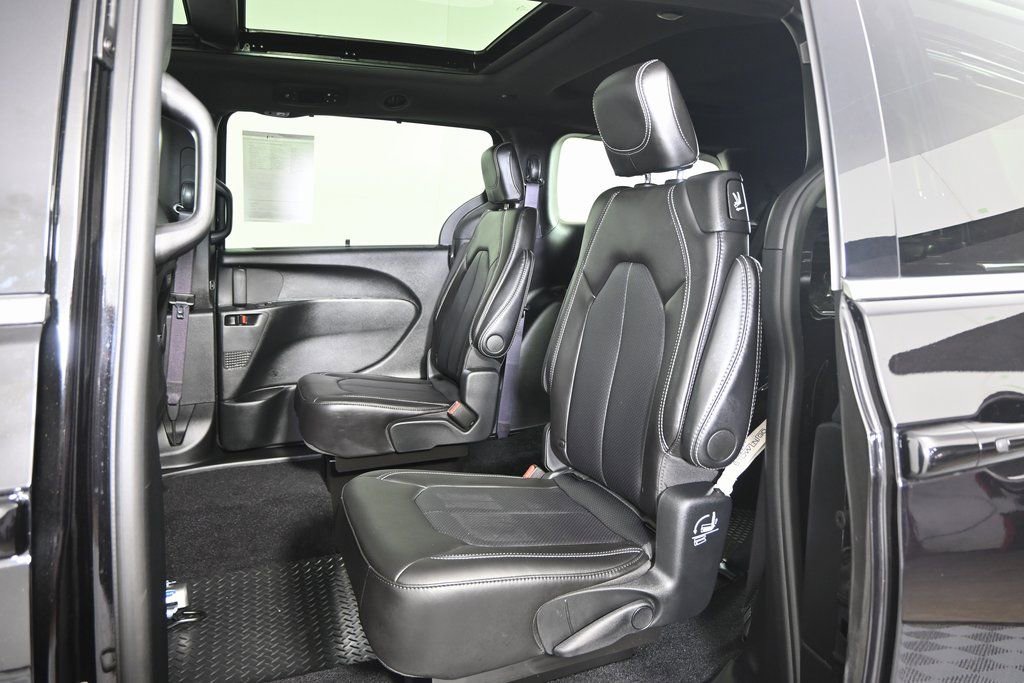 Used 2025 Chrysler Pacifica Select FWD image 17