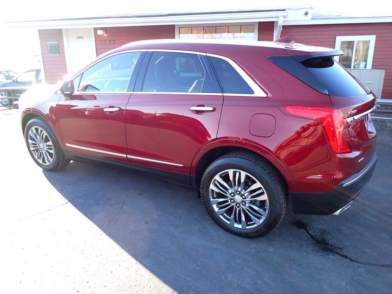 Used 2017 Cadillac XT5 Premium Luxury w/ LPO, Wheel Lock Package image 4
