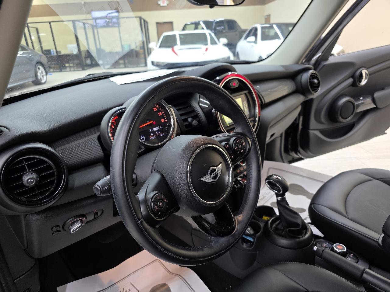 Used 2018 MINI Cooper 4-Door Hardtop w/ Signature Line Package FWD image 17