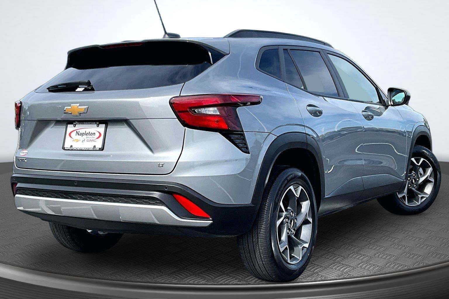 Used 2024 Chevrolet Trax LT w/ Driver Confidence Package FWD image 2