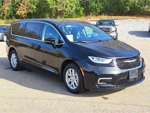 Used 2024 Chrysler Pacifica Touring-L image 7