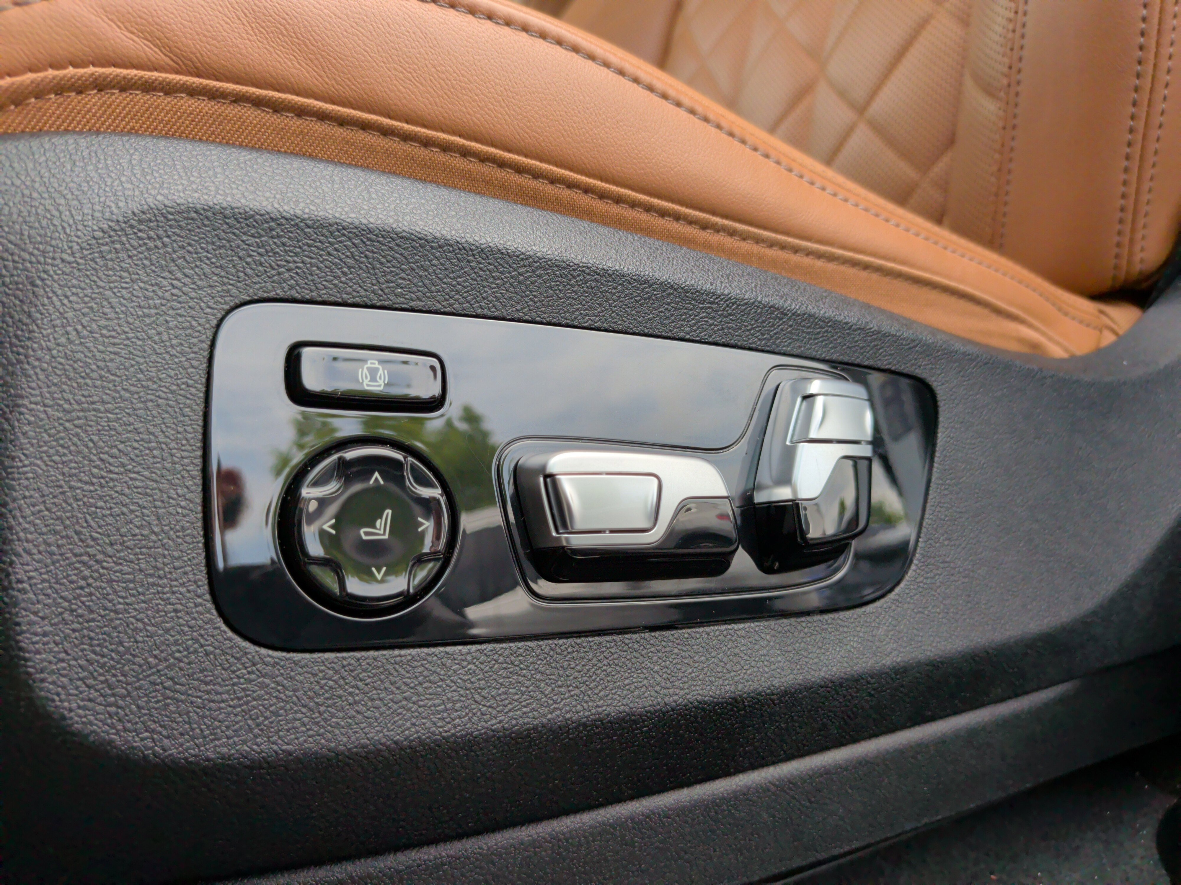 Used 2023 BMW X6 M50i w/ Executive Package image 27