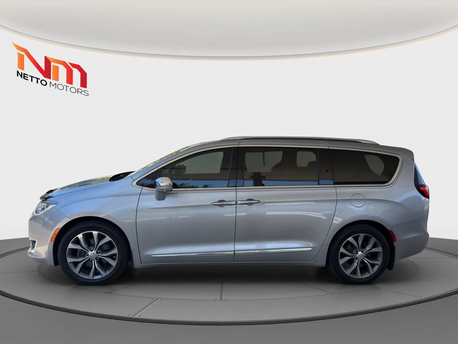 Used 2017 Chrysler Pacifica Limited w/ Advanced Safetytec Group FWD image 2
