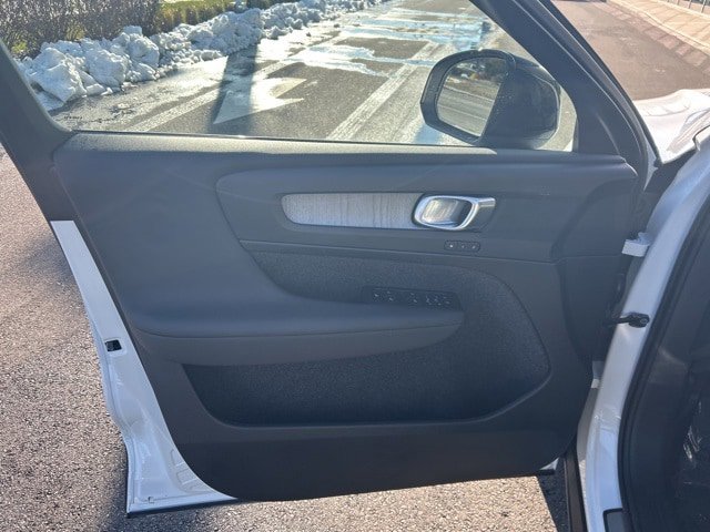 Certified 2025 Volvo XC40 B5 Plus AWD/4WD image 16