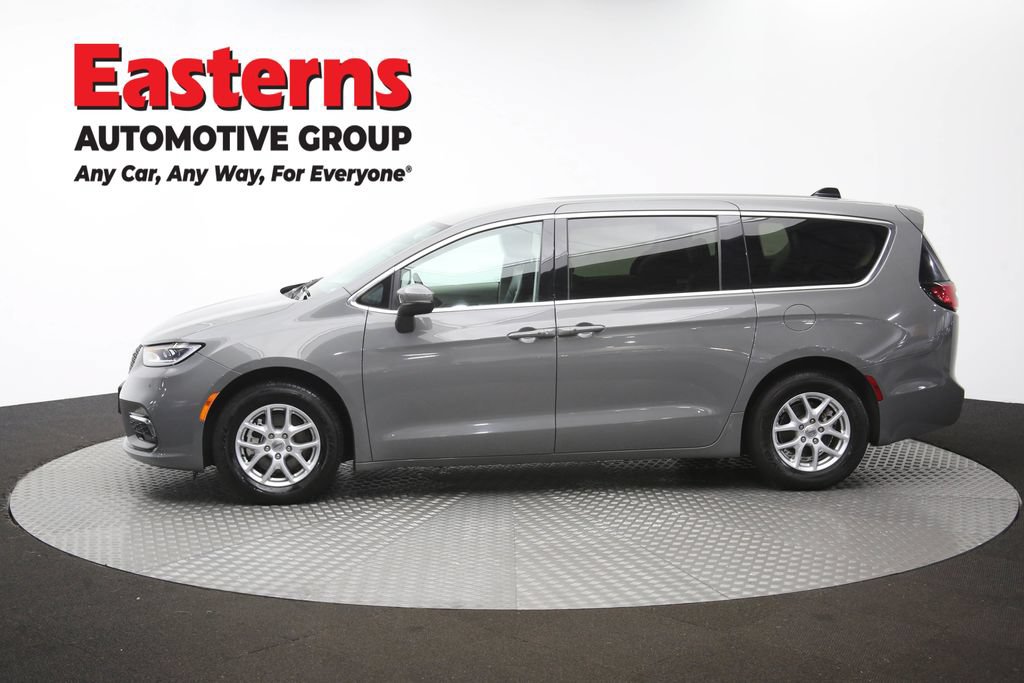Used 2023 Chrysler Pacifica Touring-L FWD image 59