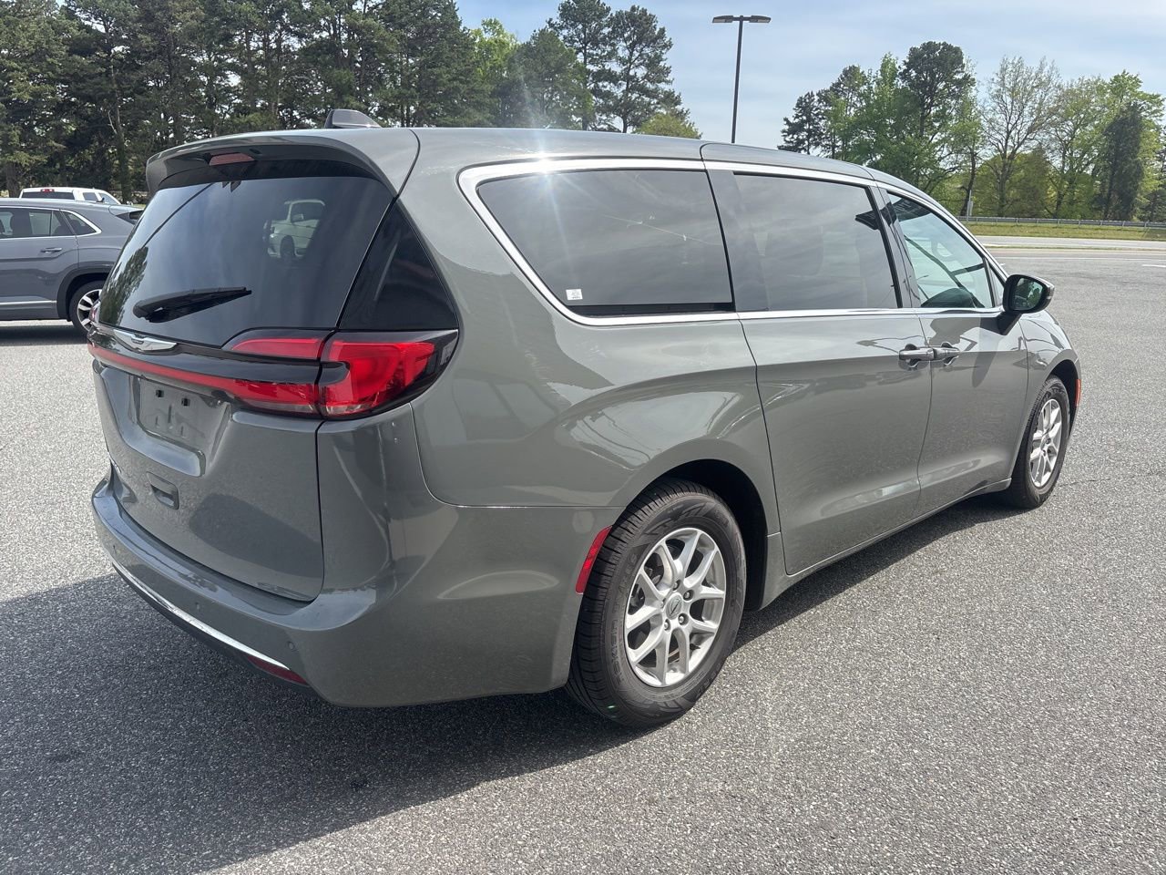 Used 2023 Chrysler Pacifica Touring-L image 7