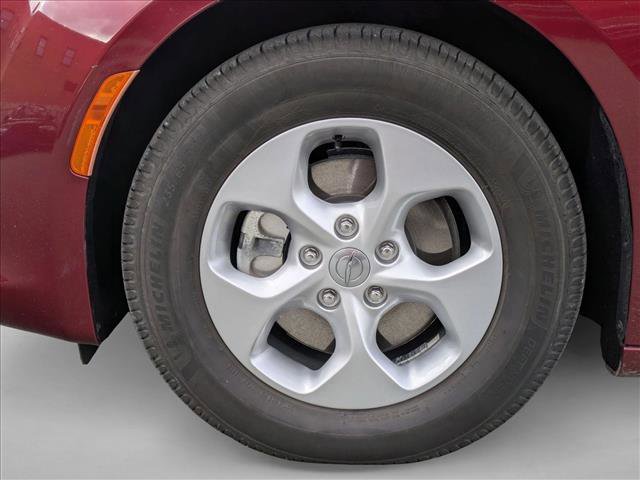 Used 2018 Chrysler Pacifica Touring-L image 23