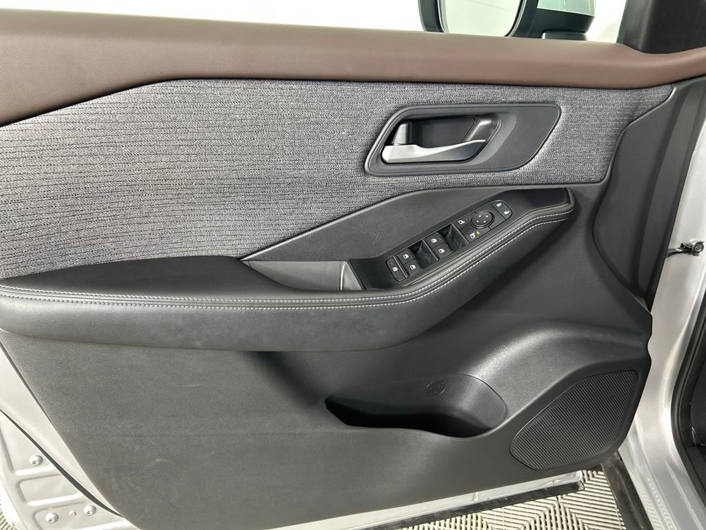 Used 2023 Nissan Rogue SV image 19