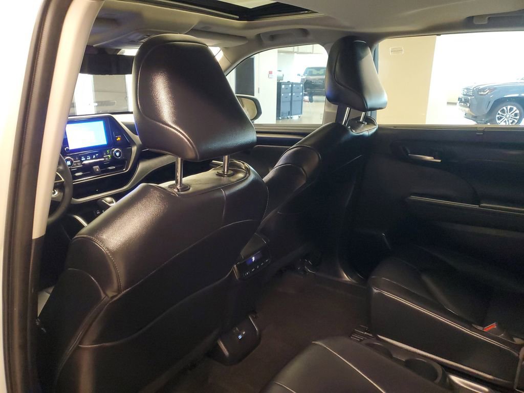 Used 2023 Toyota Highlander XLE image 12