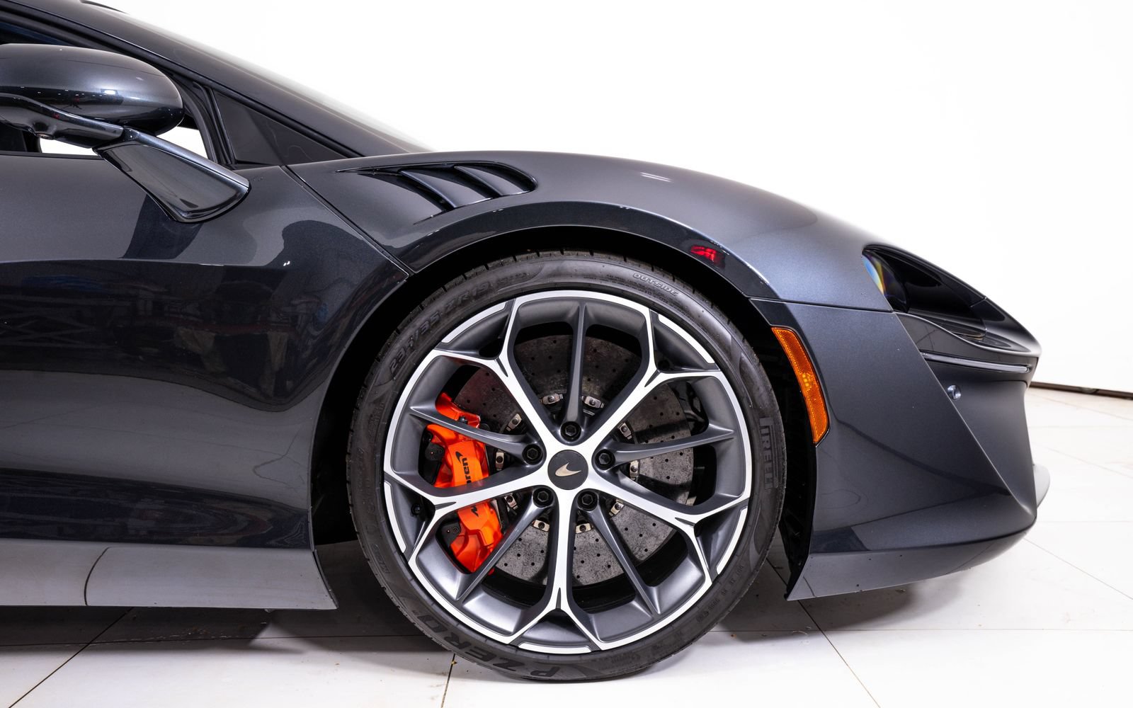 Used 2025 McLaren Artura RWD image 17