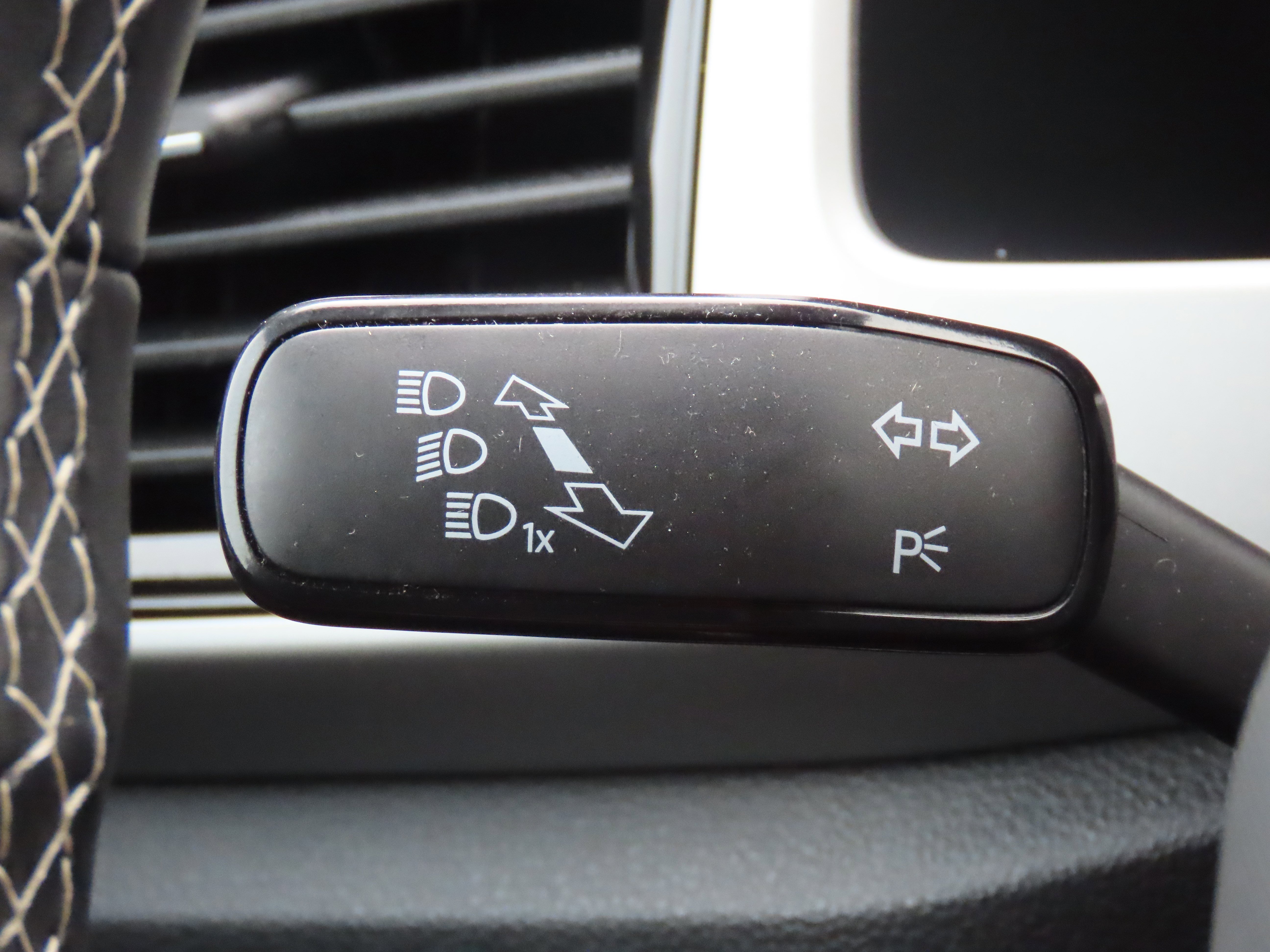 Used 2022 Volkswagen Atlas Cross Sport SE w/ Panoramic Sunroof Package image 36