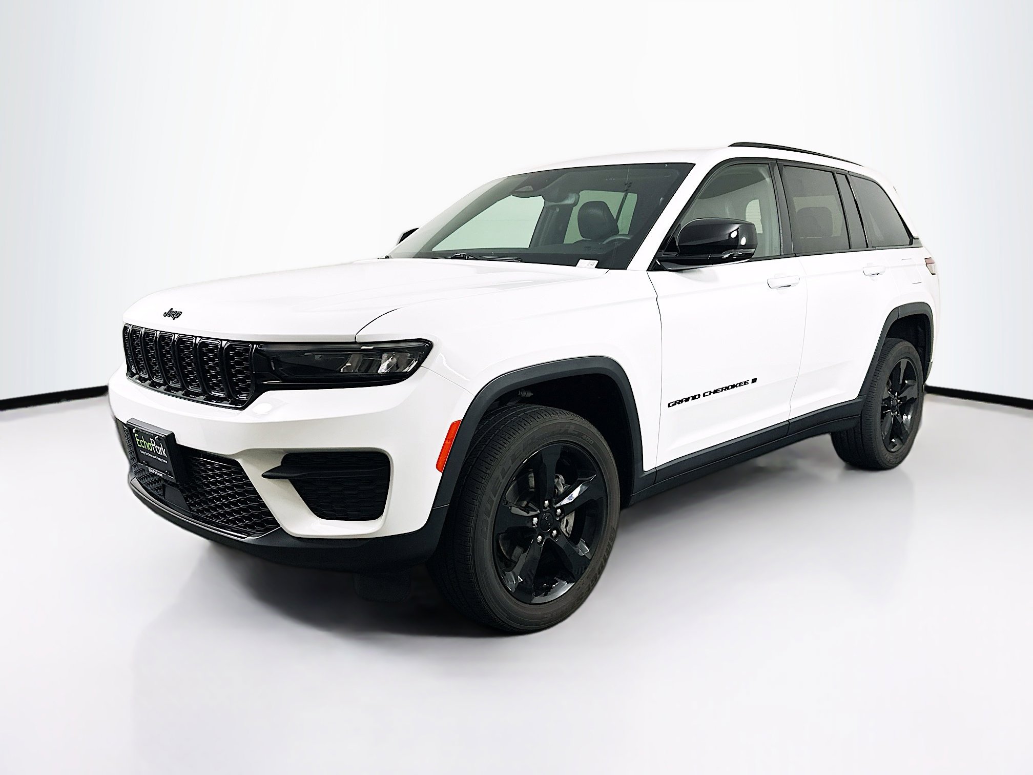Used 2023 Jeep Grand Cherokee Altitude AWD/4WD image 3