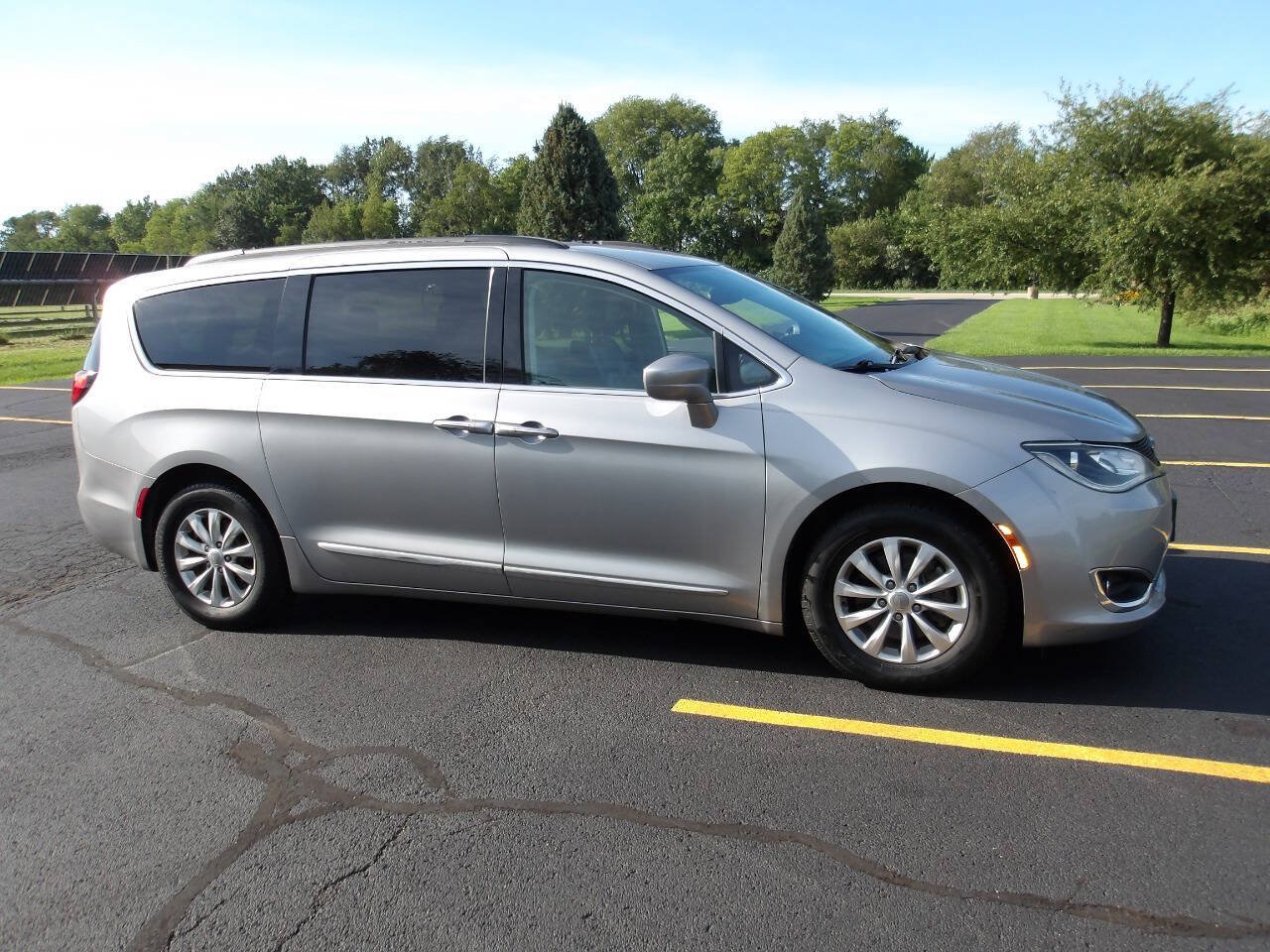 Used 2017 Chrysler Pacifica Touring-L FWD image 1