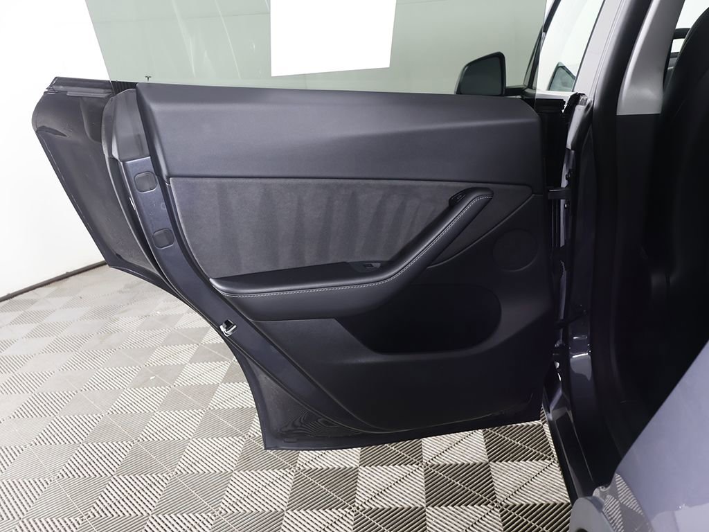 Used 2021 Tesla Model Y Long Range image 27