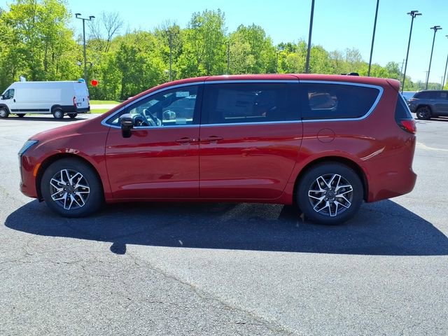 New 2027 Chrysler Pacifica Limited FWD image 4