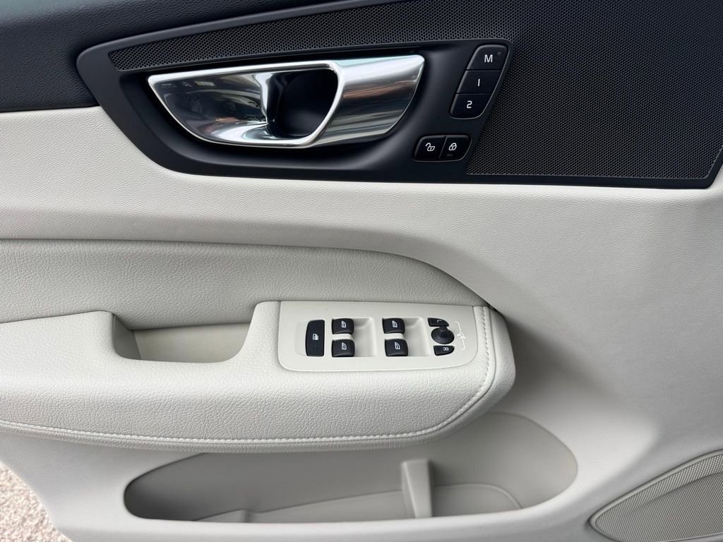 Used 2022 Volvo XC60 B5 Momentum w/ Climate Package image 16