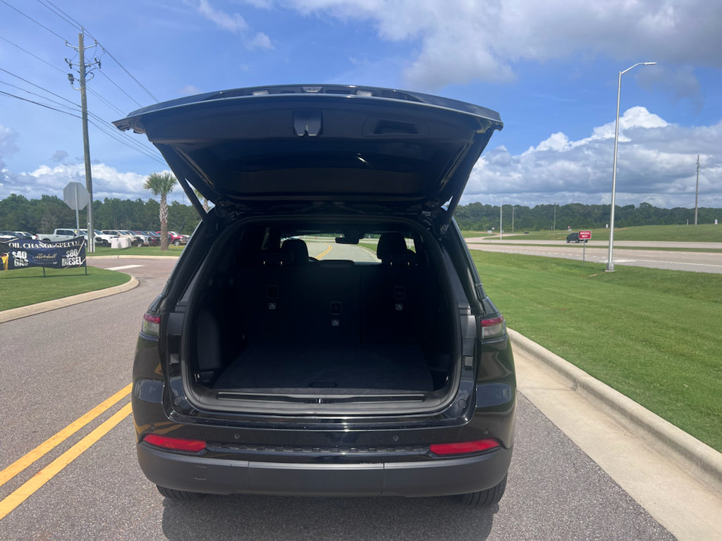 Certified 2025 Jeep Grand Cherokee Altitude RWD image 4