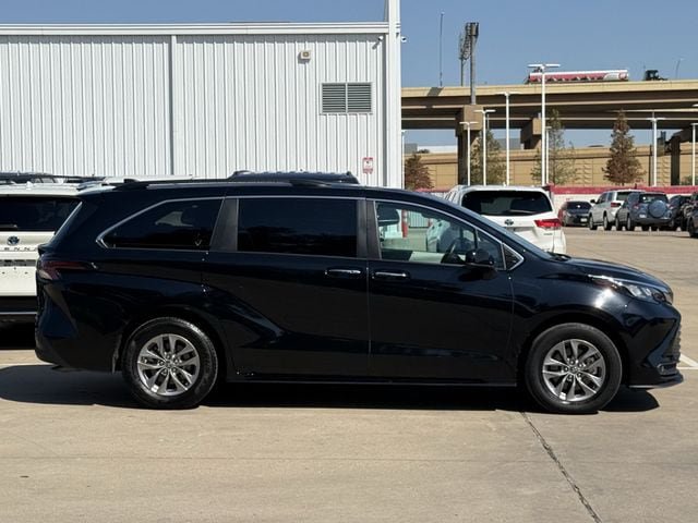 Used 2025 Toyota Sienna XLE FWD image 3
