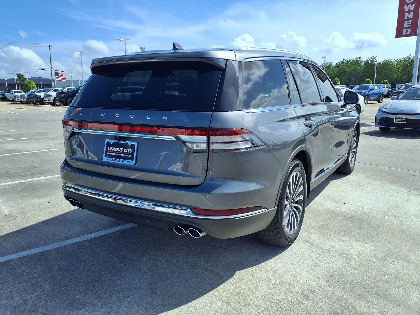 Used 2024 Lincoln Aviator 2WD w/ Premium Package image 4