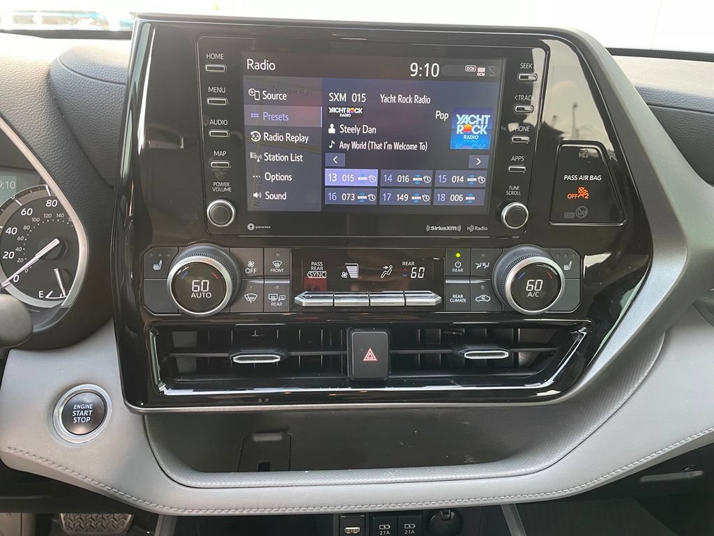 Used 2021 Toyota Highlander XLE AWD/4WD image 17