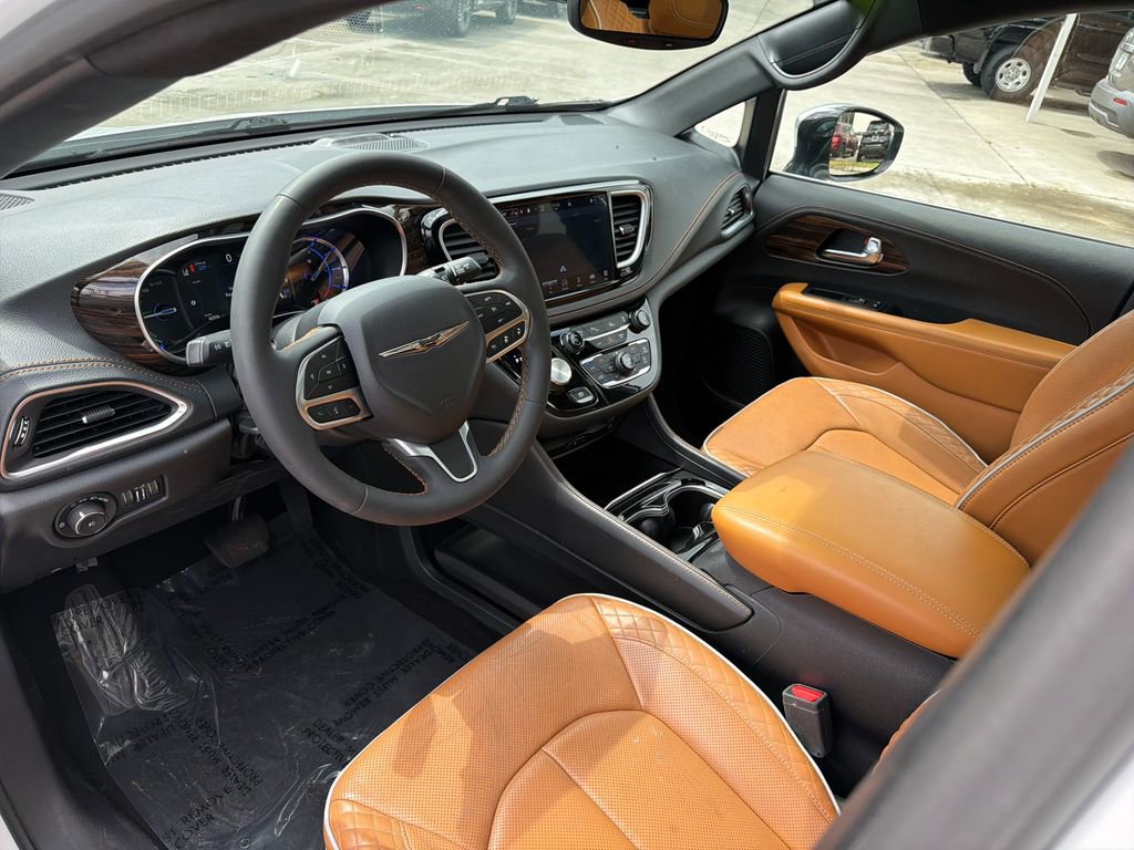 Used 2023 Chrysler Pacifica Pinnacle FWD image 14