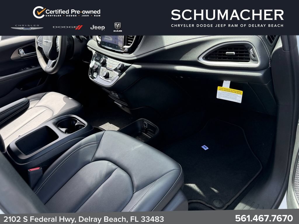 Used 2025 Chrysler Pacifica Select FWD image 18