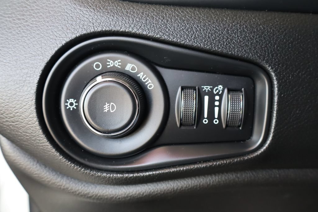 Used 2019 Jeep Renegade Latitude FWD image 21